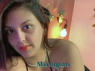 Mia_bigtitts